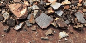 جريئة خردة حديد ونحاس متناثرة على سطح معدني في الدمام